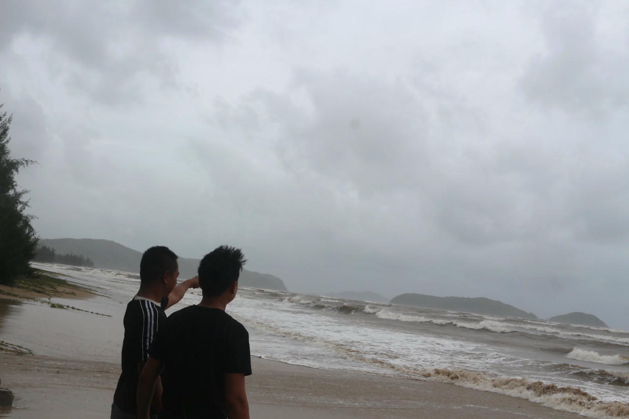 Ngư dân quyết giữ lồng cá bạc tỷ trên biển Vũng Chùa - Đảo Yến trước
giờ bão số 10 đổ bộ.