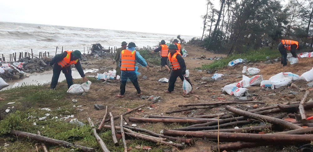 Tại vùng biển xung yếu các địa phương huy động nhân lực gia cố trước lúc bão vào. Tại đê Hội Thống xã Xuân Đan, tỉnh Hà Tĩnh hàng trăm người đã và đang tập trung gia cố khoảng 700m đê bị sạt lở, trong đó có 300m trọng yếu phải gấp trút hoàn thành trước khi bão vào.