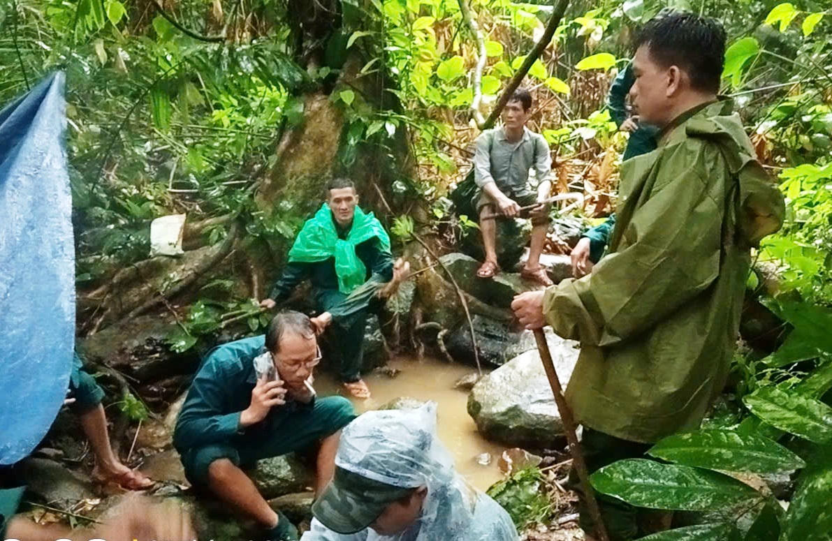 Hàng trăm người vào rừng tìm kiếm người đàn ông mất tích.
