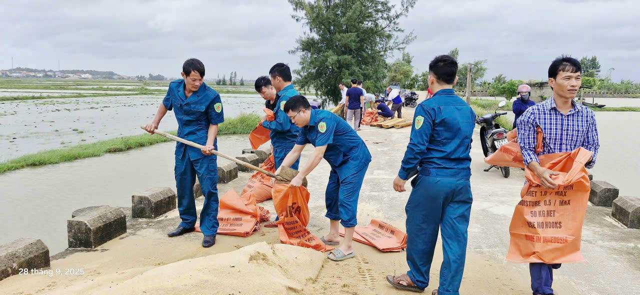 Lực lượng chức năng xã Đông Trạch
được huy động gia cố đê điều, cống xung yếu, hạn chế nguy cơ ngập lụt, sạt lở.
