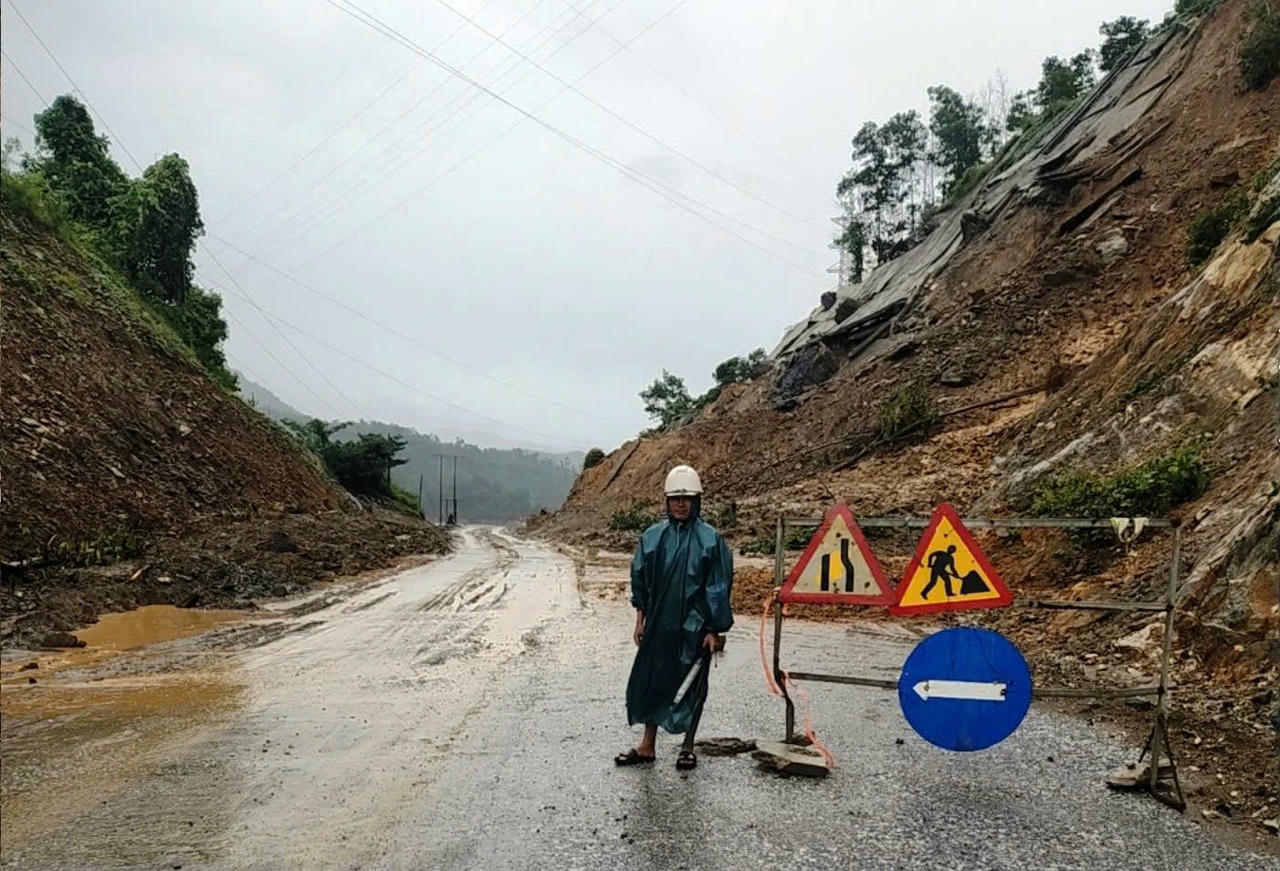 Lực lượng chốt chặn trên tuyến QL14E để đảm bảo an toàn.