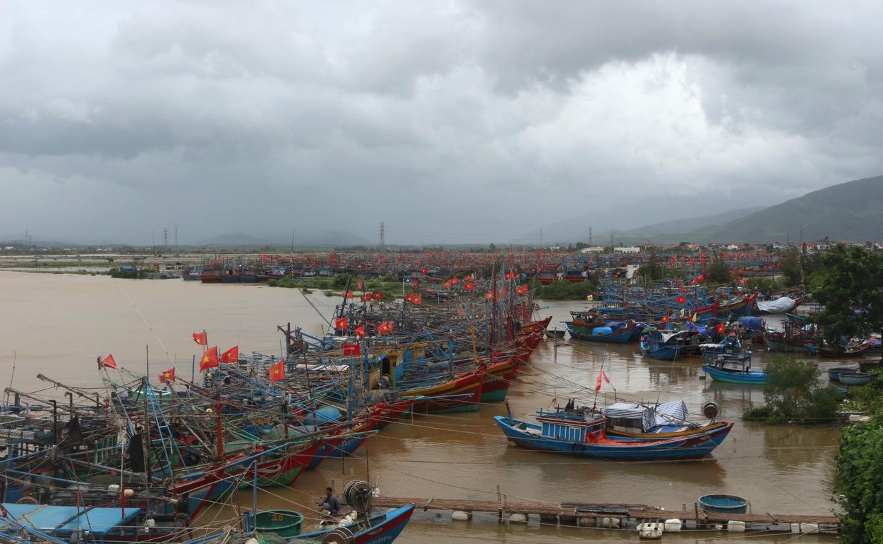 Tàu thuyền vào khu neo đậu cửa lạch Roòn.