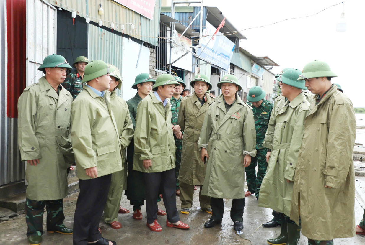 Phó thủ tướng Trần Hồng Hà chỉ đạo công tác chuẩn bị phòng chống bão số 10.