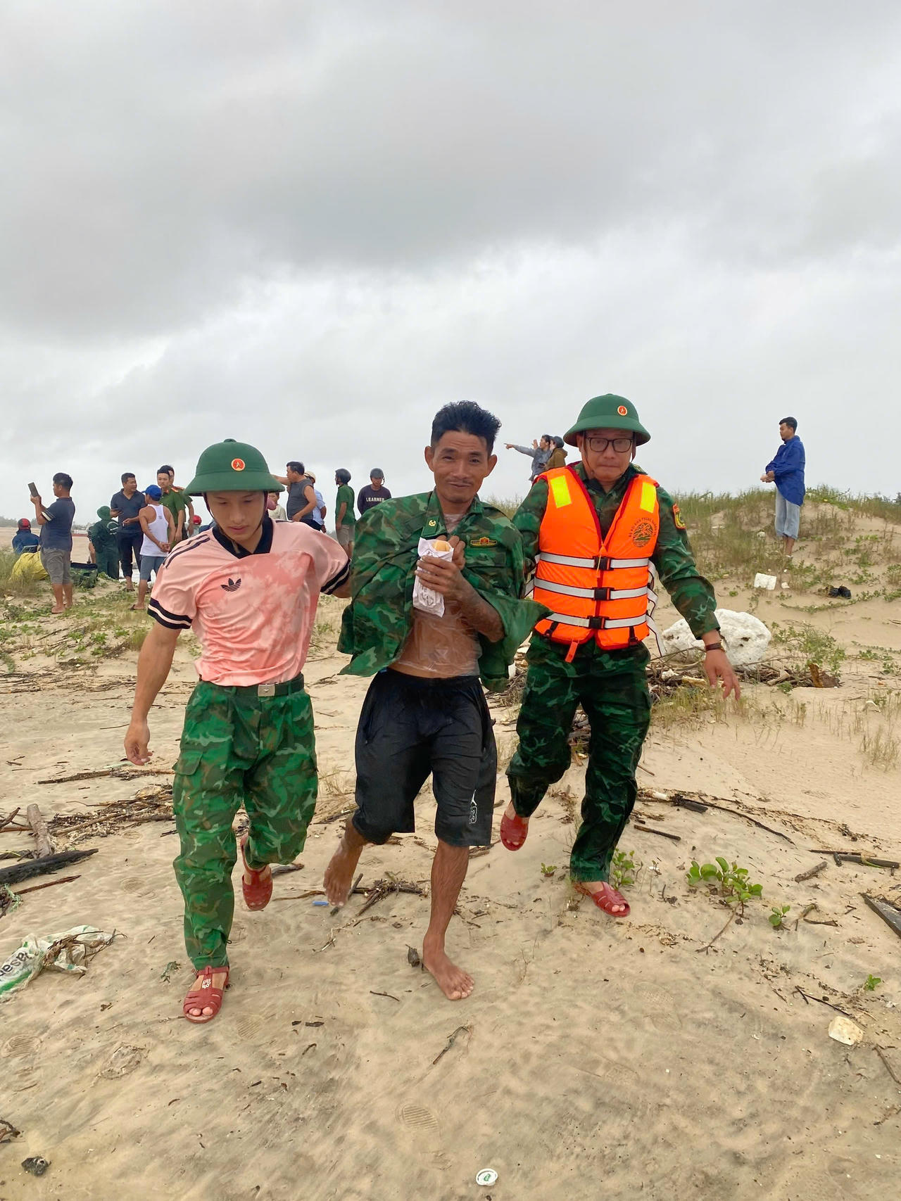 Một ngư dân bơi vào bờ an toàn.