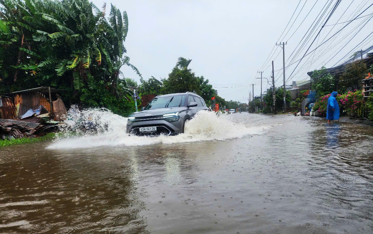 Mưa lớn kéo dài, QL14B cũ ngập sâu, người dân lo ngại tai nạn