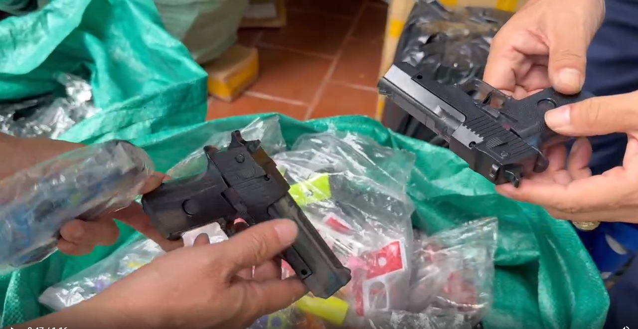 Các hành vi buôn bán sản phẩm đồ chơi nguy hiểm như súng, lựu đạn... đều bị cấm. 