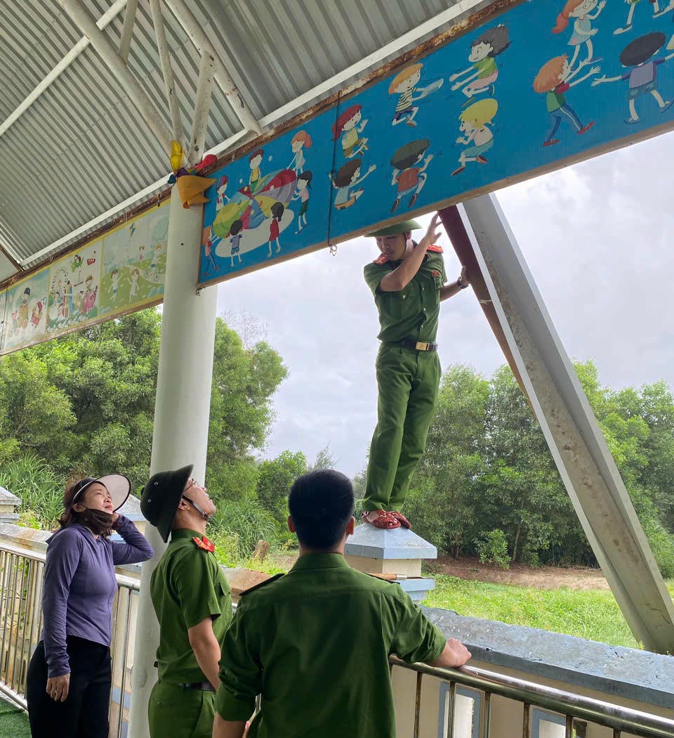 Công an xã Sen Ngư hổ
trợ trường Mầm Non chằng chống trước khi bão đổ bộ.