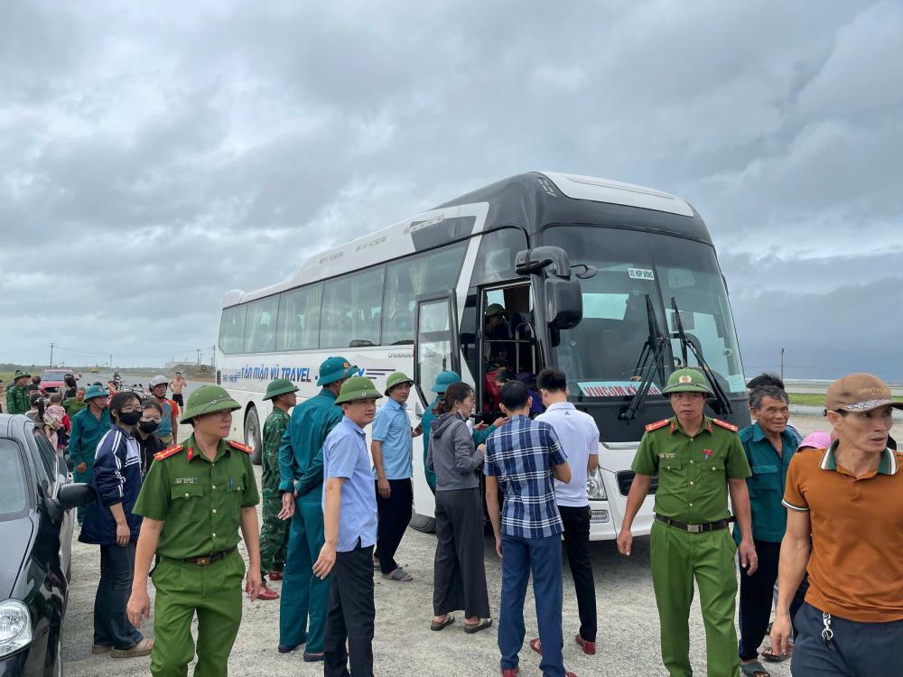 Chính quyền địa phương và cơ quan chức năng điều ô tô chở người dân ở vùng xung yếu ven biển không an toàn đi sơ tán tránh bão.