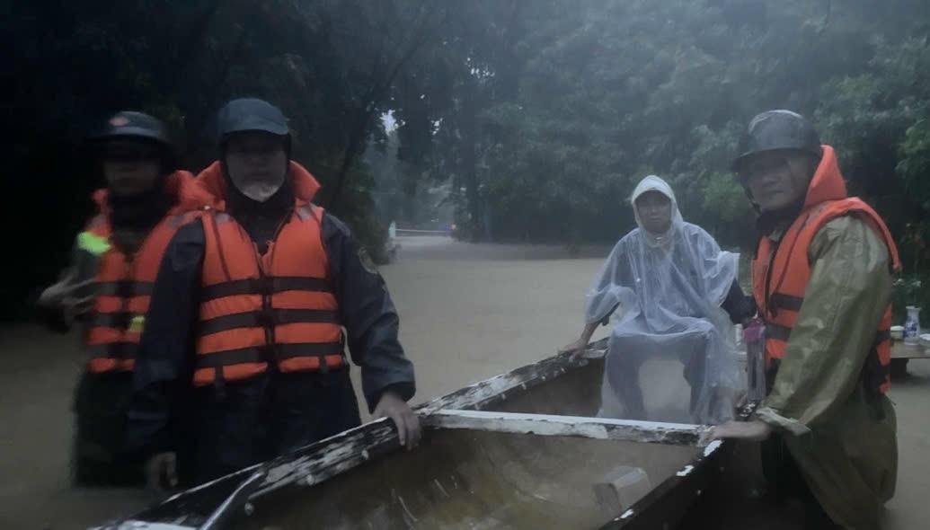 Công an phường An Cựu dùng ghe thuyền di dời người dân đến nơi an toàn.