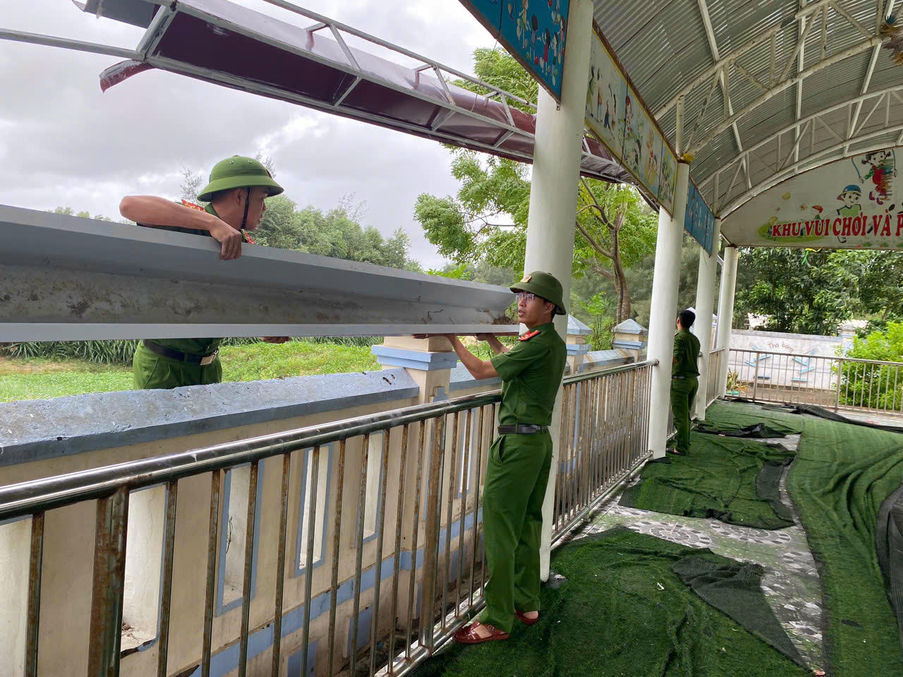 Công an xã Sen Ngư hổ trợ trường Mầm Non trên địa bàn chống bão.