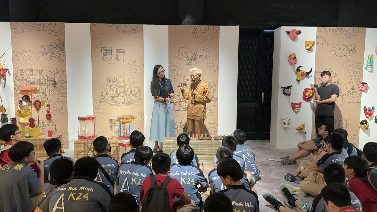 Nghệ nhân dân gian Phùng Đình Giáp chia sẻ với các em nhỏ về đồ chơi Phỗng đất. Nguồn BTDTHVN