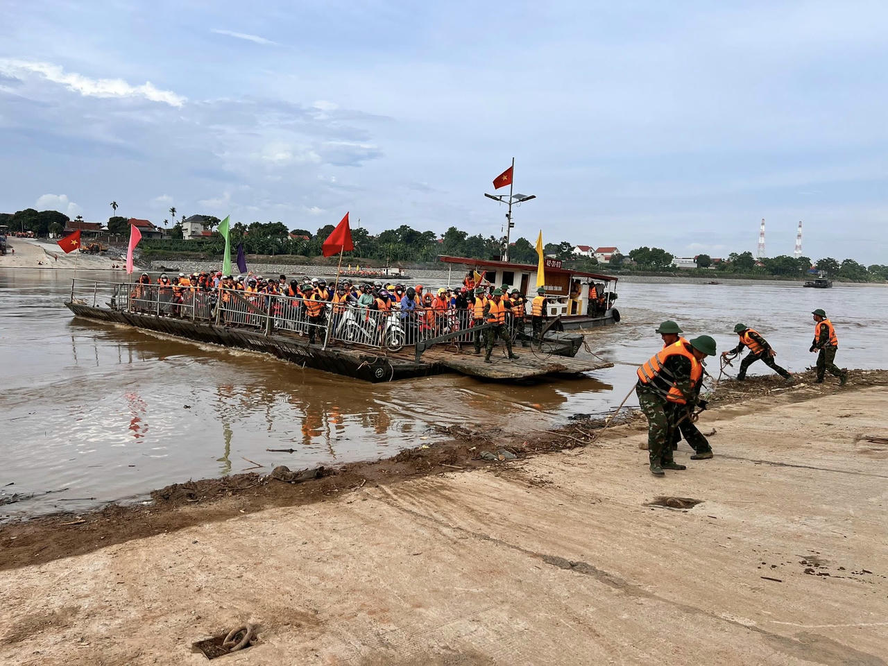 Hàng trăm lượt cán bộ, chiến sĩ Lữ đoàn 249 thay nhau trực 24/24, mở cầu từ 5 giờ sáng đến 21 giờ hằng ngày, hỗ trợ bà con di chuyển qua cầu phao