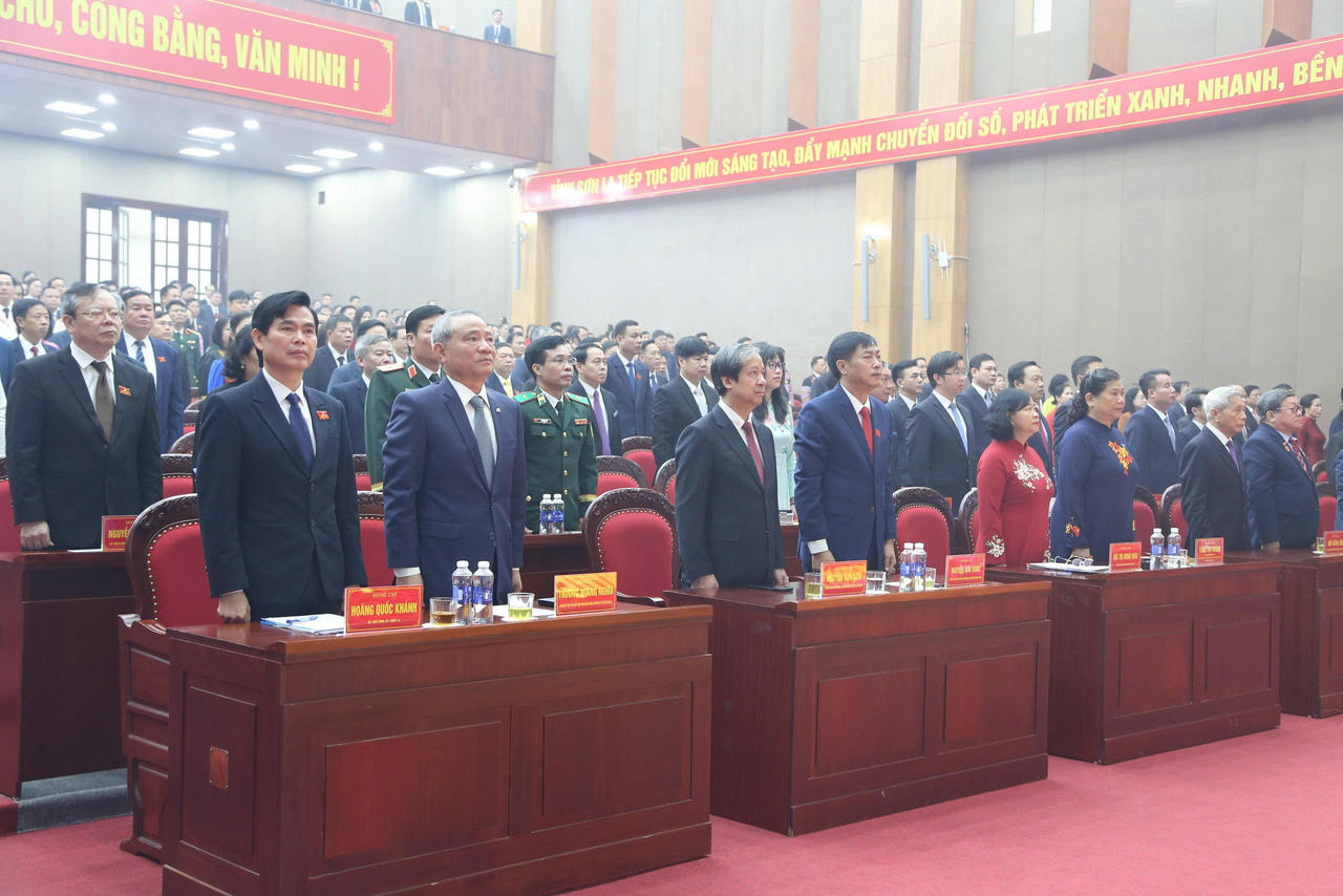 Các đại biểu thực hiện nghi lễ chào cờ khai mạc Đại hội.