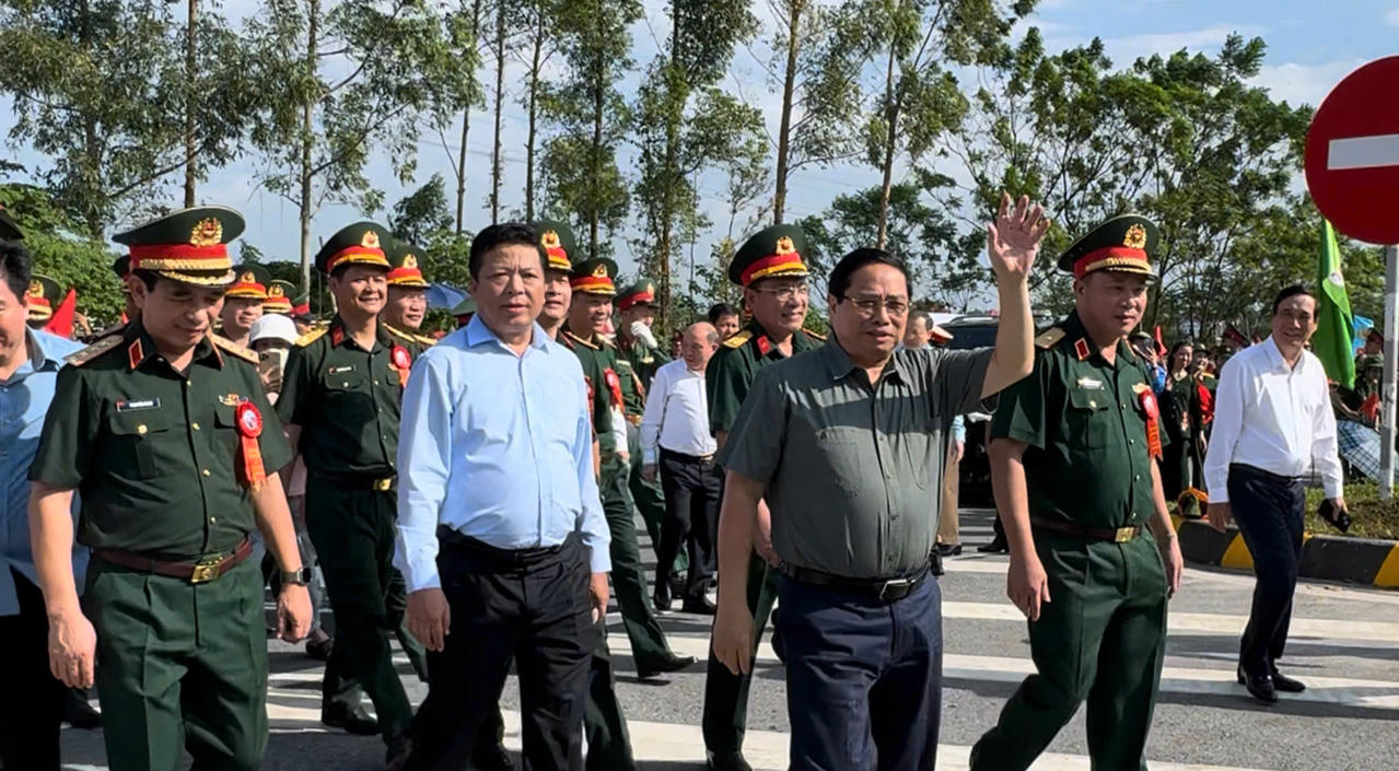 Thủ tướng Chính phủ Phạm Minh Chính dự Lễ khánh thành công trình cầu Phong Châu mới tại Phú Thọ sáng 28/9