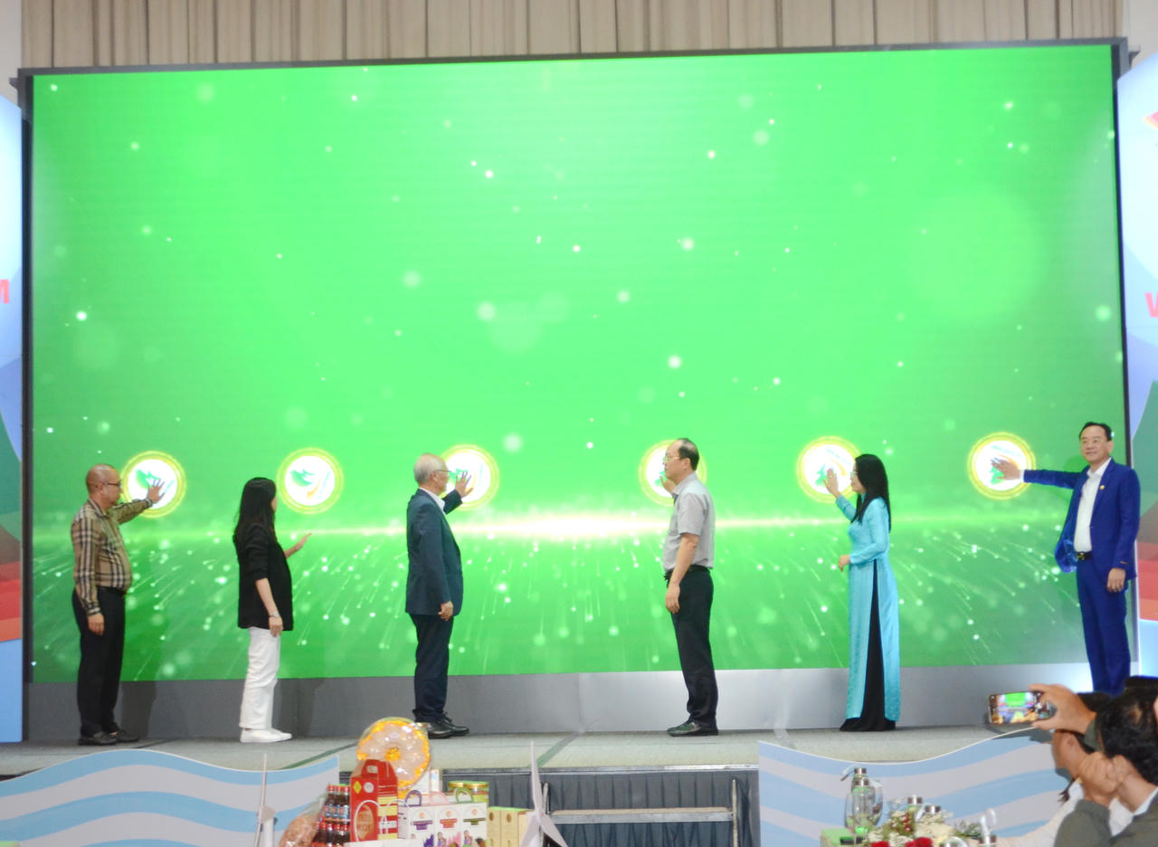 Các đại biểu phát động Chương trình xây dựng và phát triển sản phẩm đặc trưng du lịch tỉnh Cà Mau.