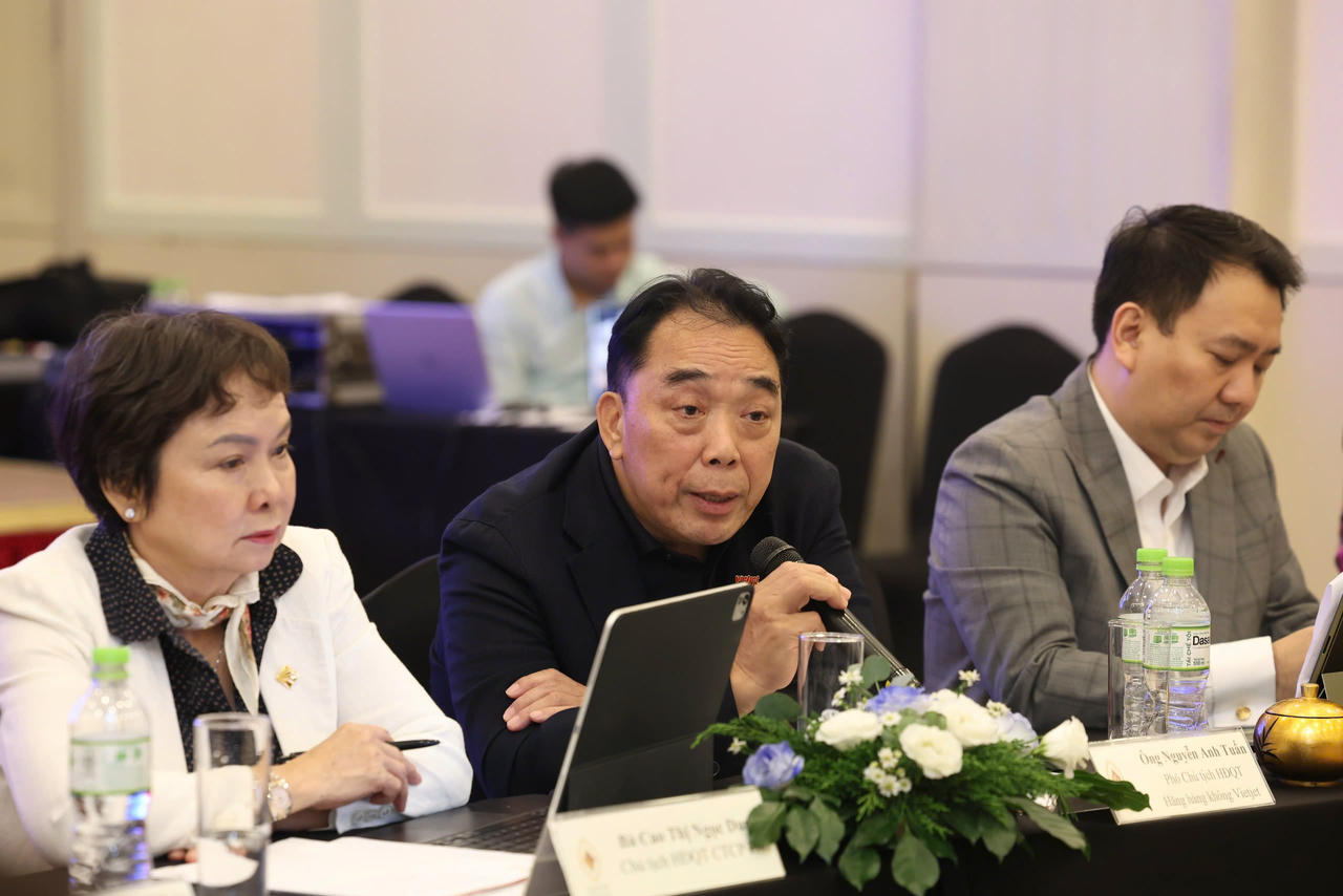 Ông Nguyễn Anh Tuấn (ngồi giữa) phát biểu về đề xuất 20 dự án 