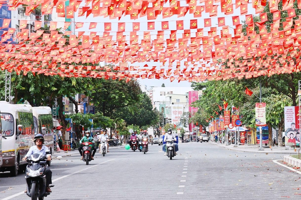 Phố phường rực rỡ cờ hoa, băng rôn, khẩu hiệu chào mừng Đại hội Đảng bộ Đồng Nai lần thứ I, nhiệm kỳ 2025-2030. Ảnh: BDT