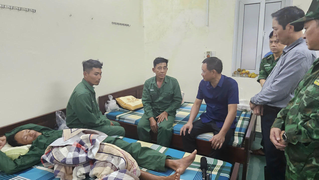 Bí thư Tỉnh ủy Quảng Trị Lê Ngọc Quang thăm
hỏi các ngư dân gặp nạn trên biển Cửa Việt.