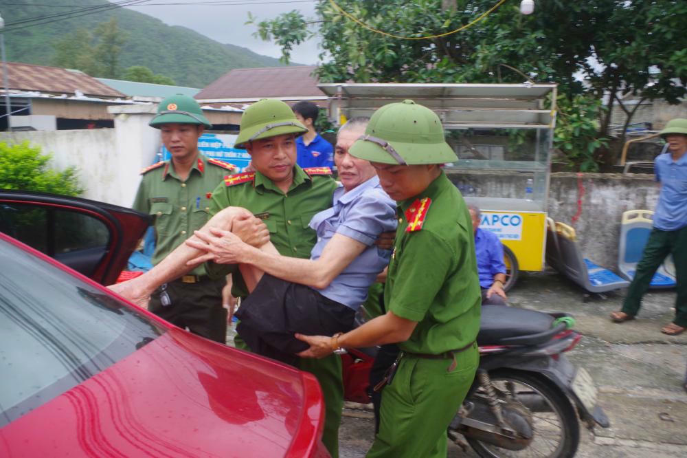 Sáng 28/9, Công an phường Sông Trí đã phối hợp với cấp ủy, chính quyền địa phương tổ chức triển khai phương án sơ tán người dân đến nơi an toàn. 