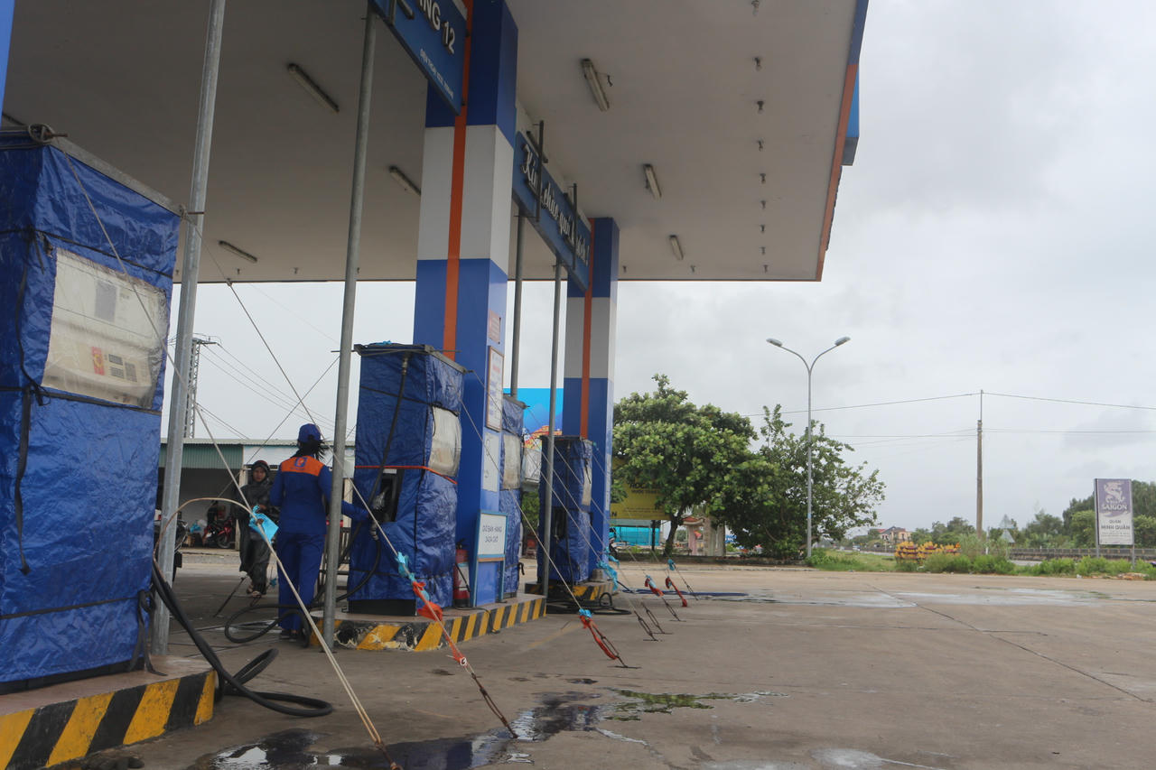 Gia cố trụ bơm xăng để chống bão.