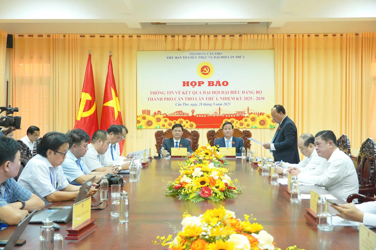 Quang cảnh buổi họp báo.