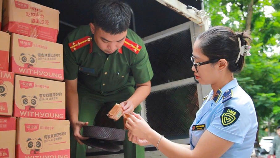 Phát hiện xe tải chở 2.500 bánh Trung thu nhập lậu giữa trung tâm Hà Nội