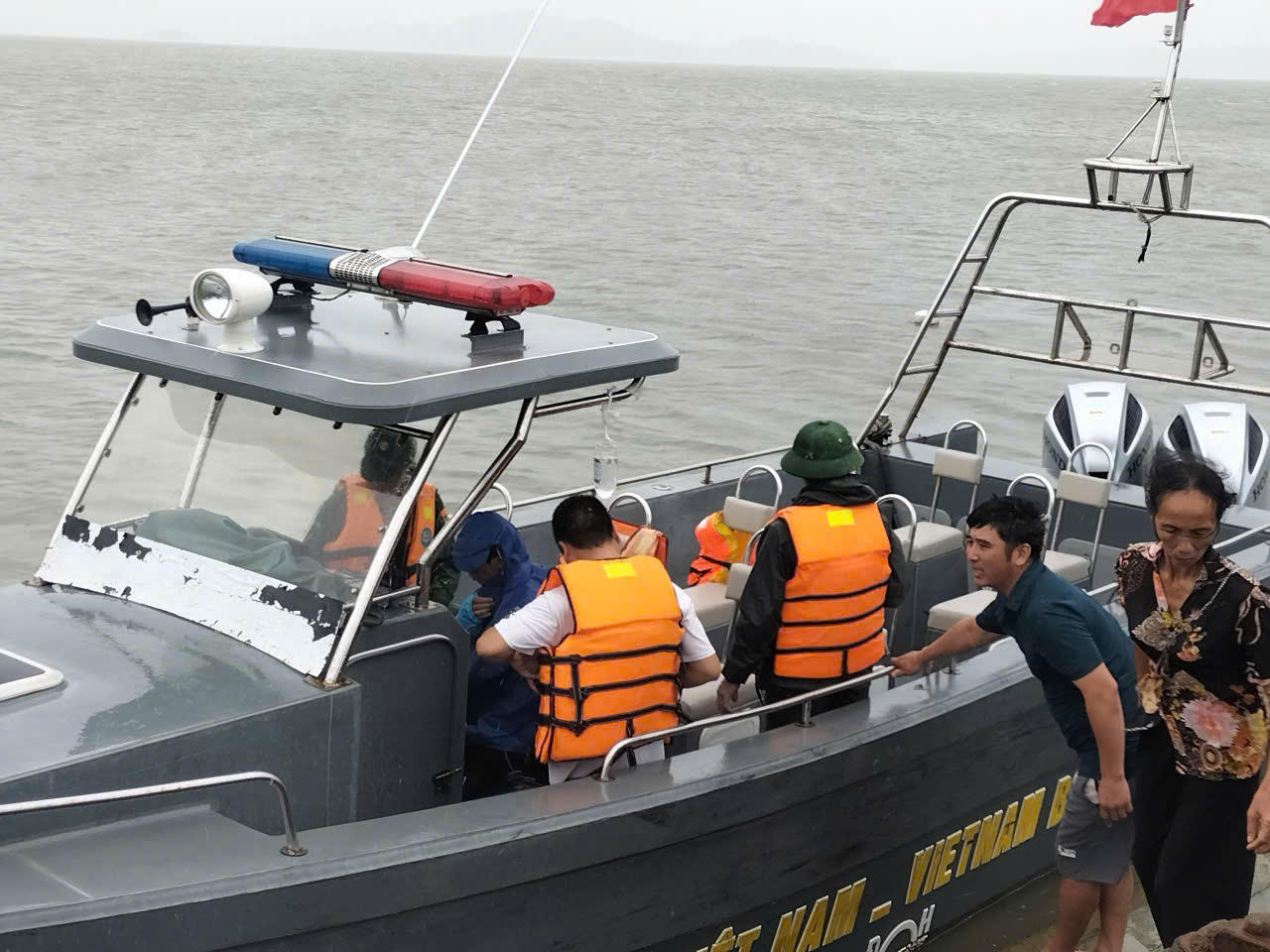 Trên xuồng, đội ngũ y bác sĩ chuẩn bị đầy đủ trang thiết bị, thuốc ... để ứng phó với tình huống khẩn cấp có thể xảy ra trên hành trình trở về.