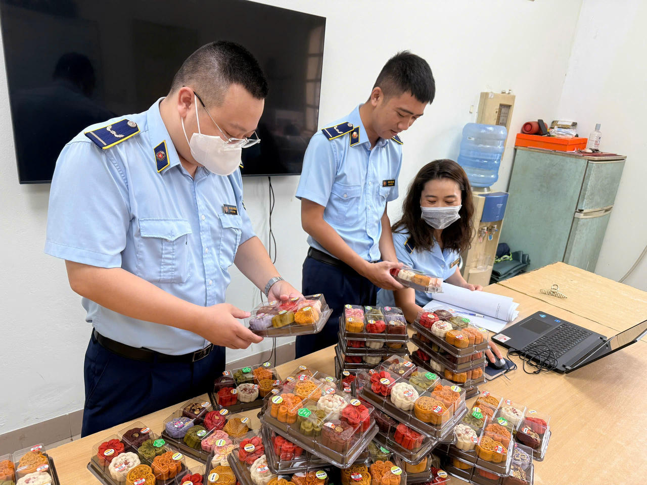 Bánh kẹo, đồ chơi trẻ em, văn phòng phẩm... là mặt hàng thuộc diện kiểm soát chặt chẽ trong dịp Tết Trung thu.