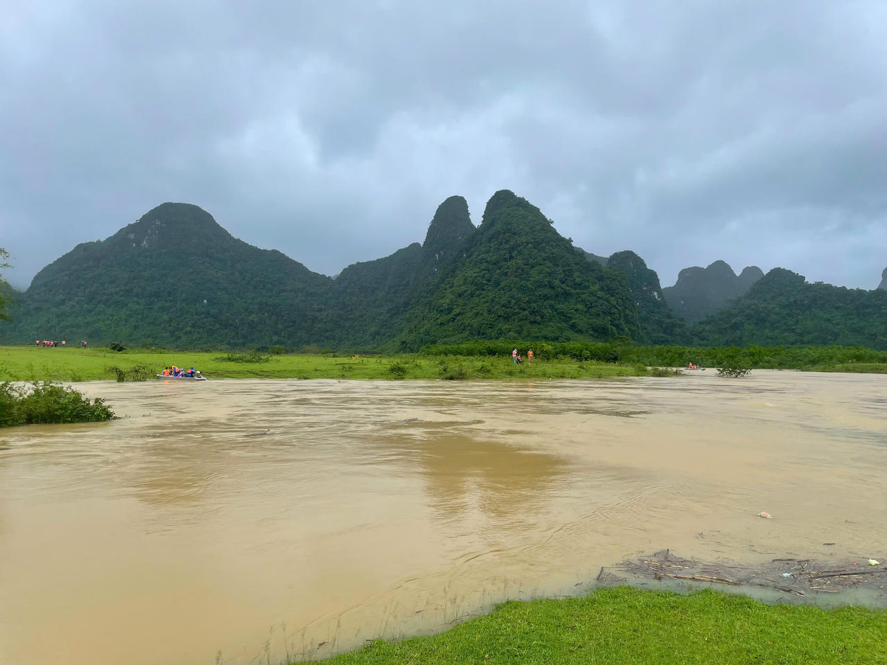 Nước thượng nguồn đổ về lớn nên công tác tìm kiếm nạn nhân khá khó khăn.