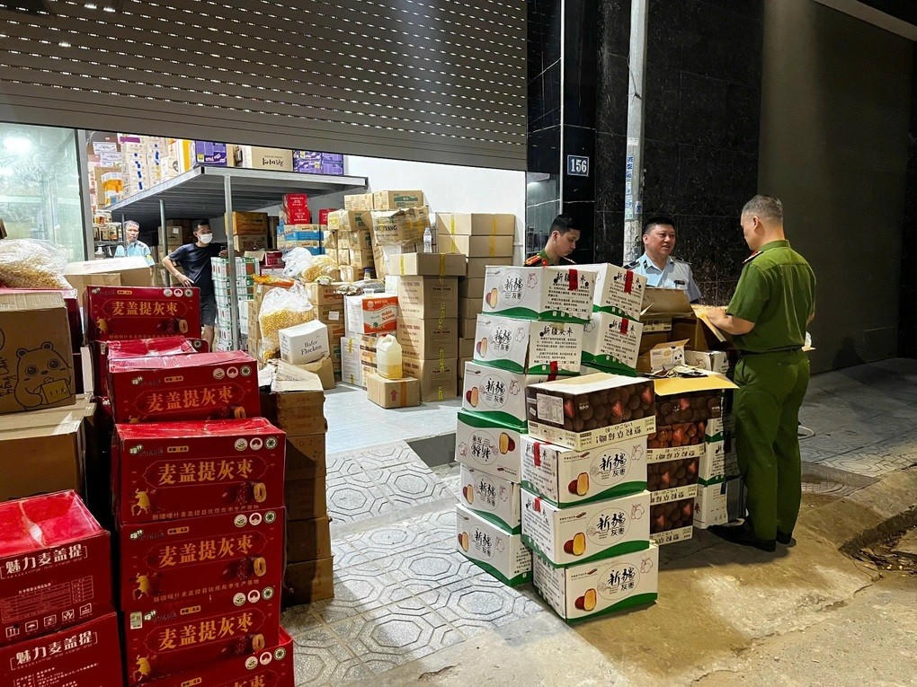 Lực lượng chức năng kiểm tra cơ sở kinh doanh ở La Phù. (Ảnh: Công an TP Hà Nội)