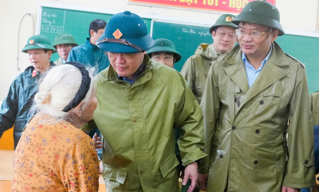 Bí thư Tỉnh uỷ Nguyễn Đức Trung hỏi thăm động viên người dân di dời trong cơn bão