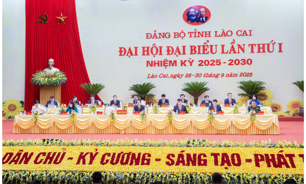 Đoàn Chủ tịch chủ trì phiên trù bị Đại hội.