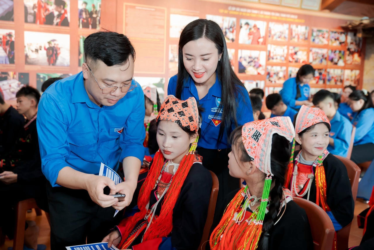 Hỗ trợ người dân cài đặt và sử dụng VNeID trên điện thoại di động.