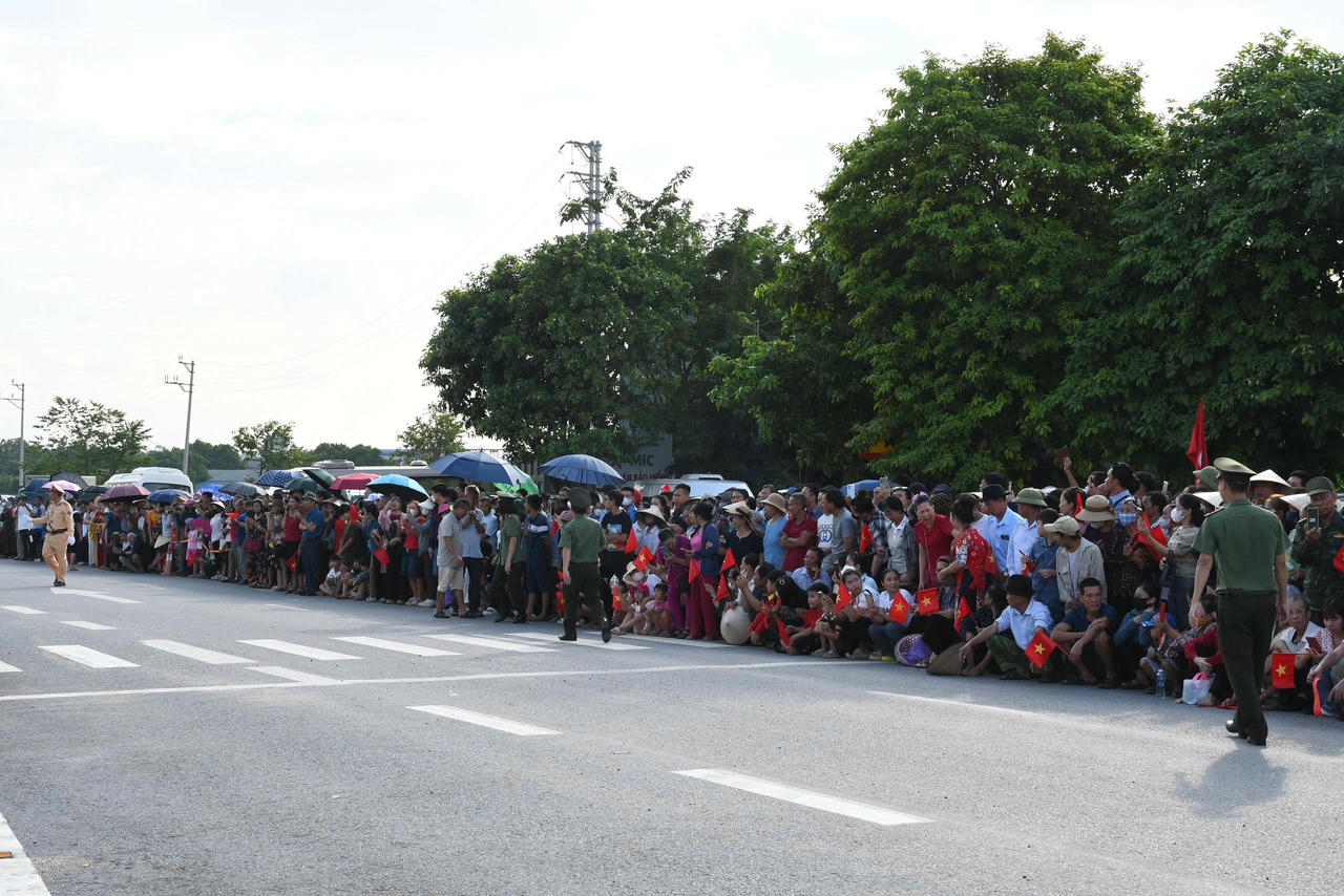 Đông đảo bà con nhân dân đã tập trung tại khu vực tổ chức lễ khánh thành