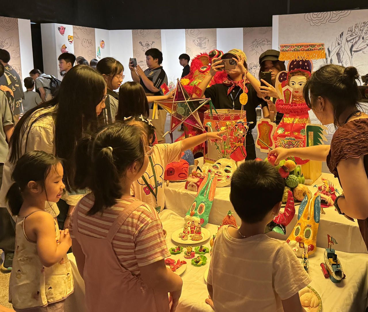 Các bạn nhỏ thích thú với mâm cỗ Trung thu tại Không gian nghệ thuật sắp đặt “Sắc Thu”. Nguồn BTDTHVN