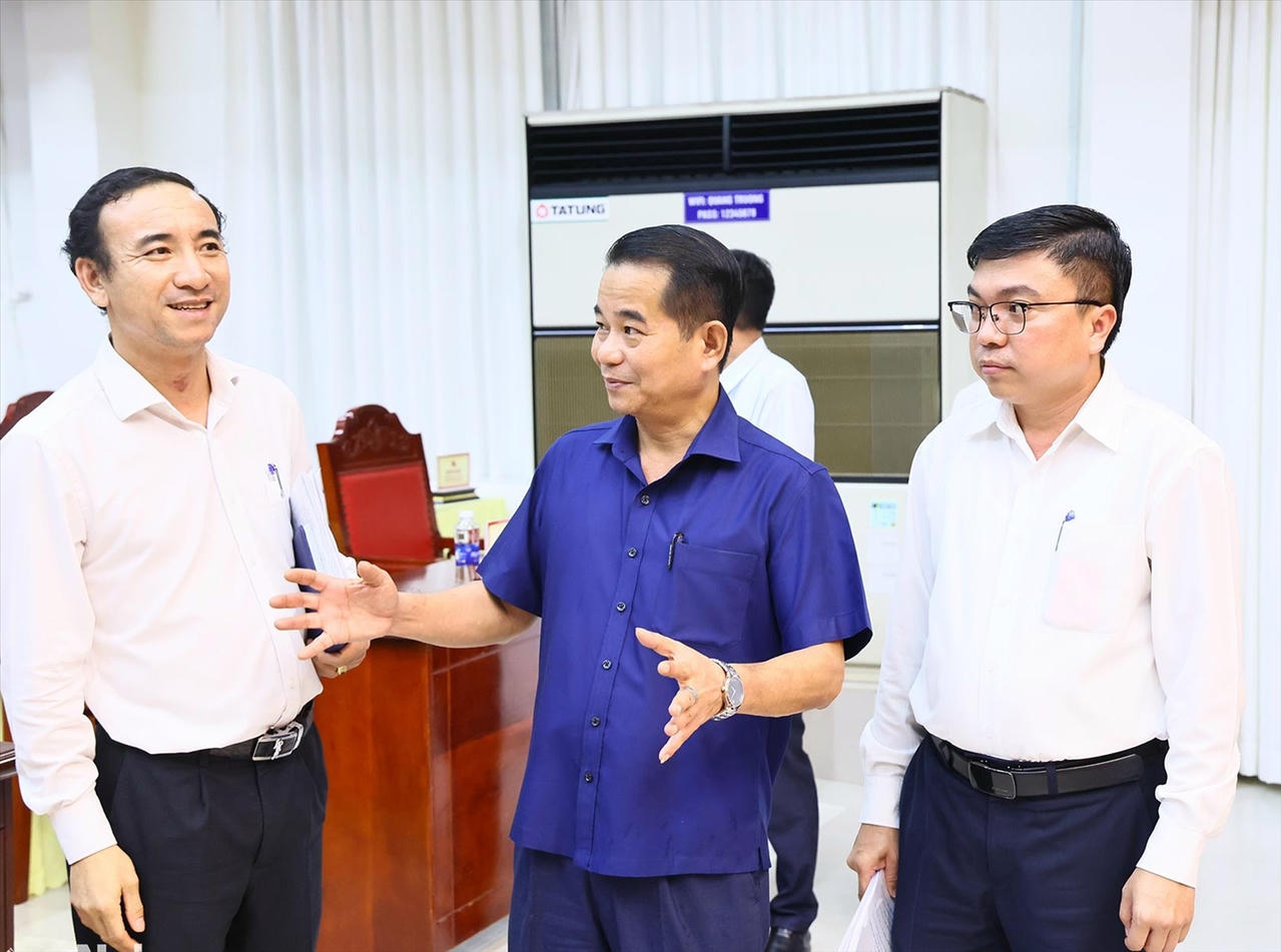 Phó Bí thư Tỉnh ủy, Trưởng Ban Tổ chức Tỉnh ủy Đồng Nai Thái Bảo kiểm tra công tác chuẩn bị cho Đại hội chiều 26/9. Ảnh: BDT