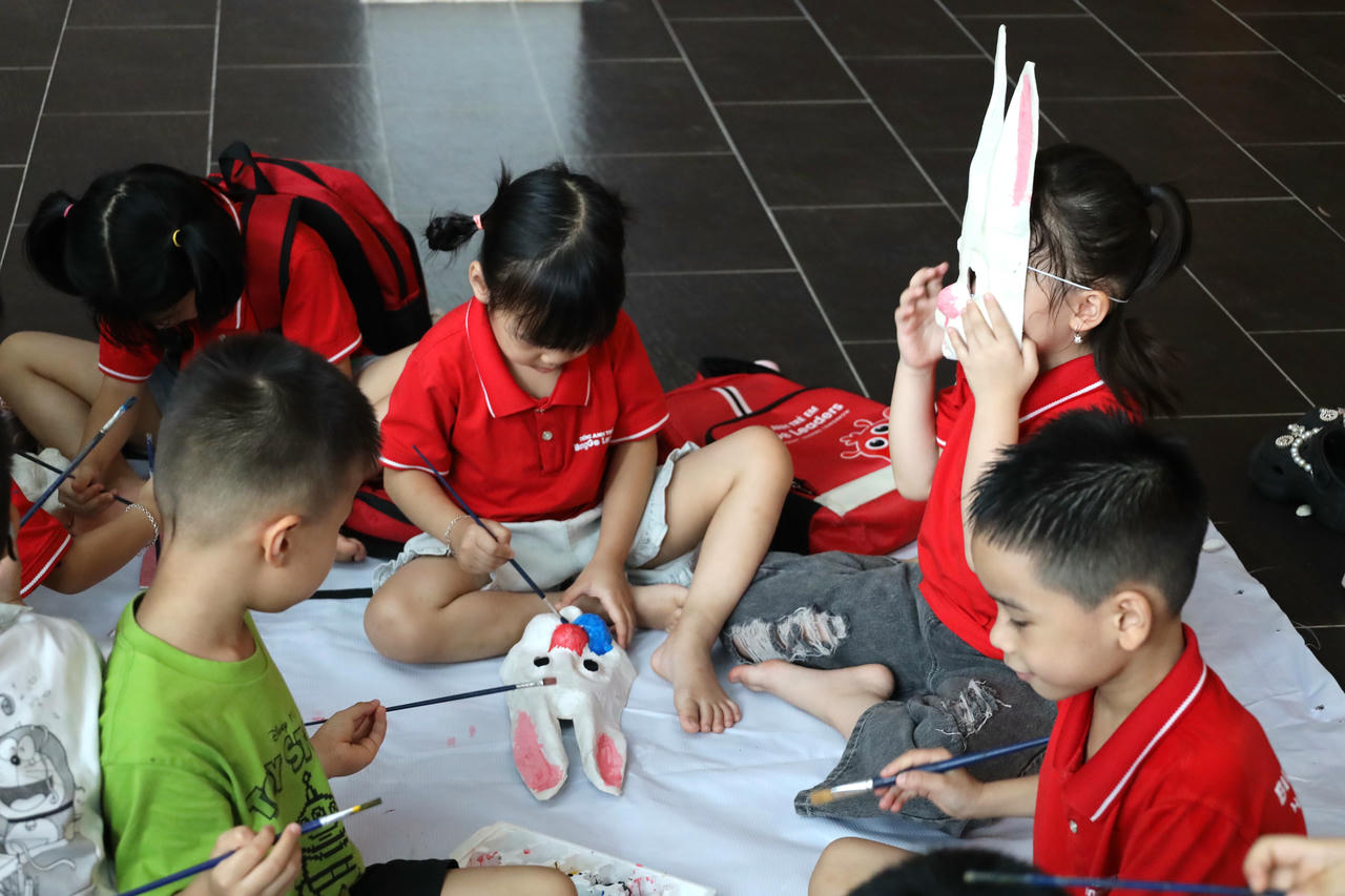 Trẻ em học tô mặt nạ giấy Trung thu tại Bảo tàng. Nguồn BTDTHVN