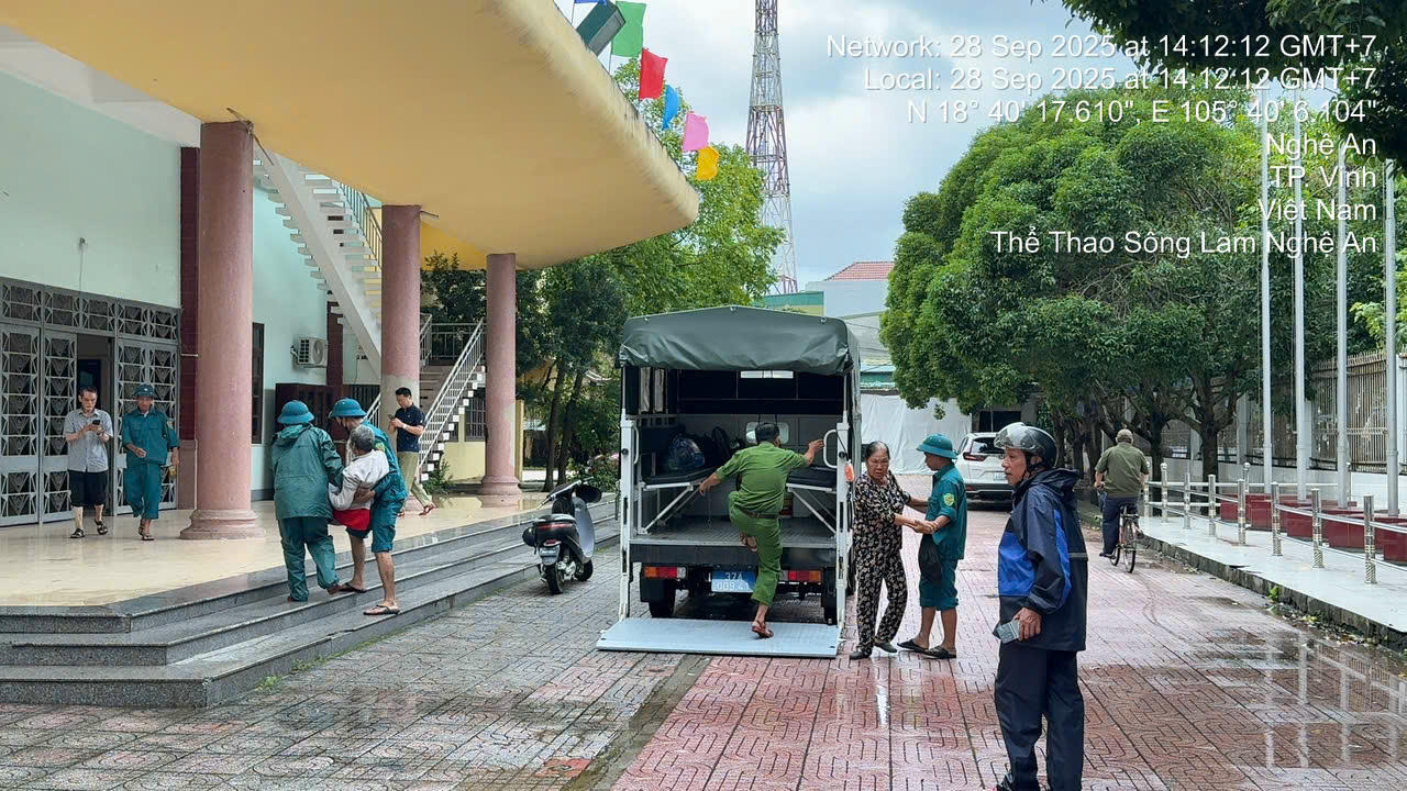 Chính quyền hỗ trợ người dân đưa đến nơi tránh trú an toàn.