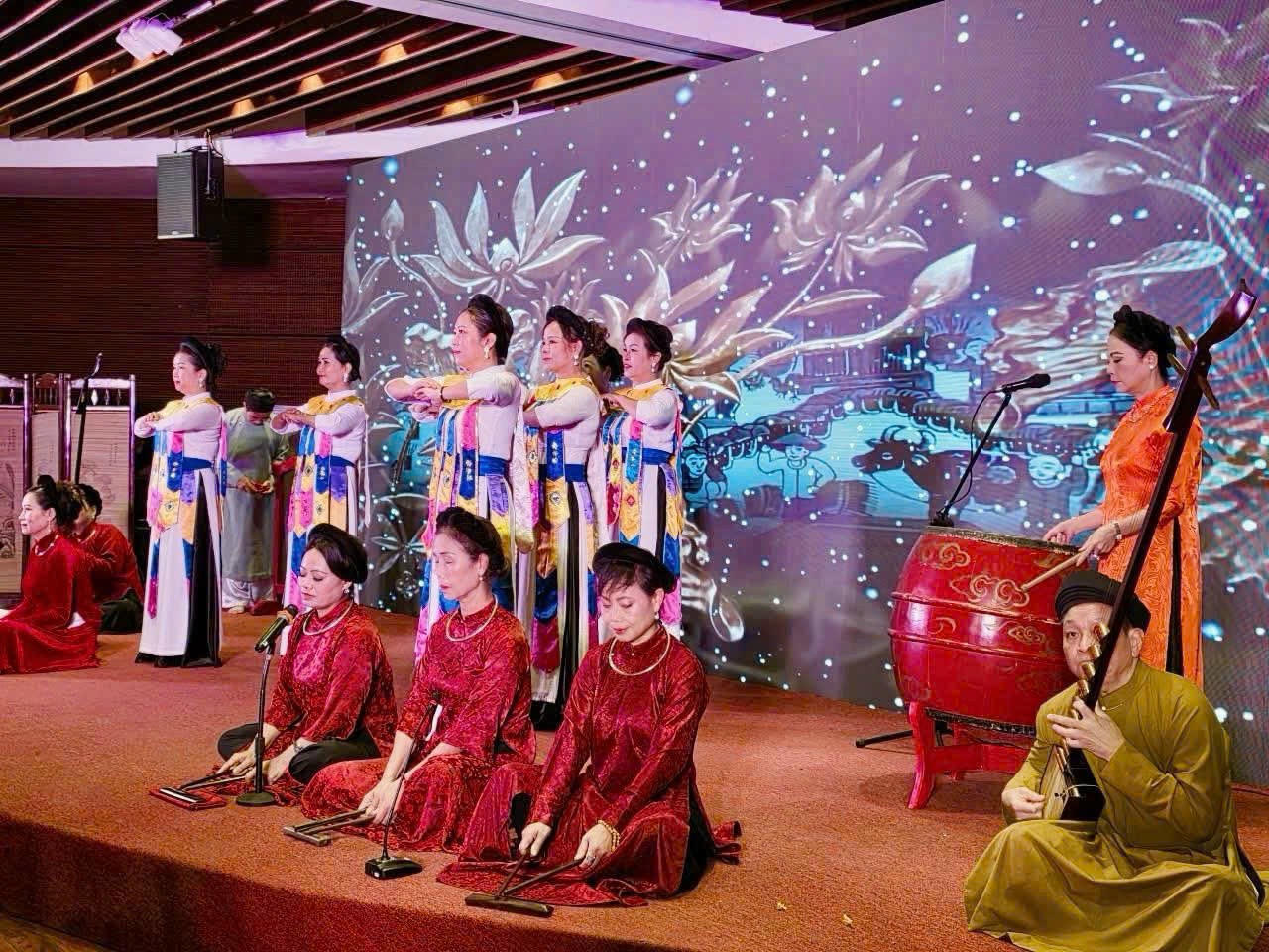 “Liên hoan với mục đích tiếp tục góp phần bảo tồn, phát huy giá trị của loại hình nghệ thuật ca trù độc đáo (ảnh Tường Nhi)