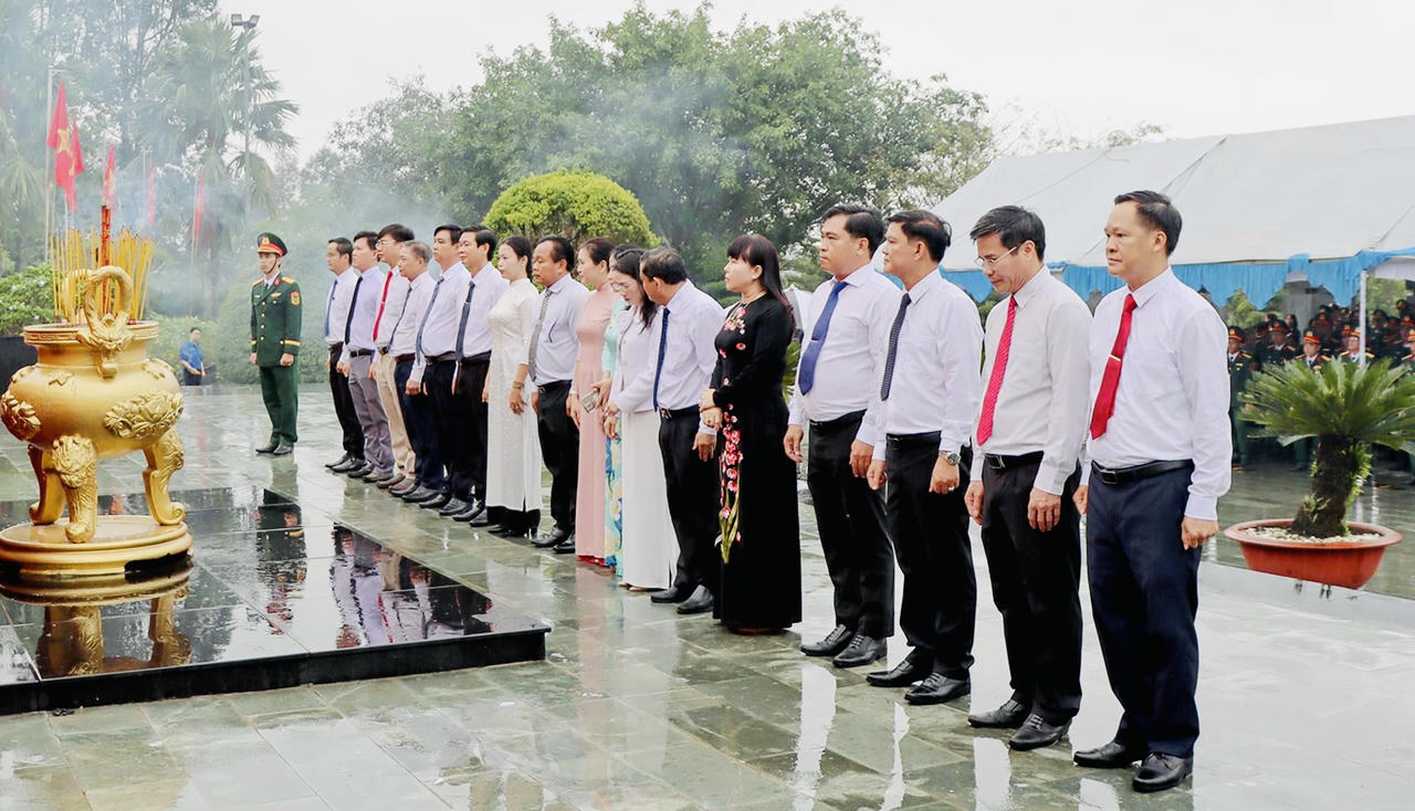 Đoàn đại biểu dâng hương tại tượng đài Nghĩa trang liệt sĩ tỉnh Đồng Nai trước thềm Đại hội Đảng bộ lần thứ I. Ảnh: BĐN