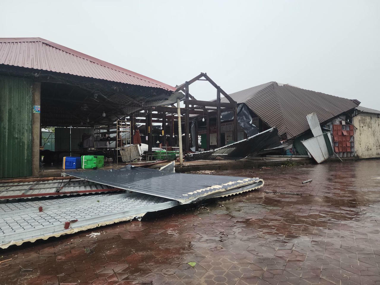  Tại xã Lộc Hà, nhiều hàng quán nhà dân bị tốc mái sau trận bão lớn đêm 28 rạng sáng 29/9.