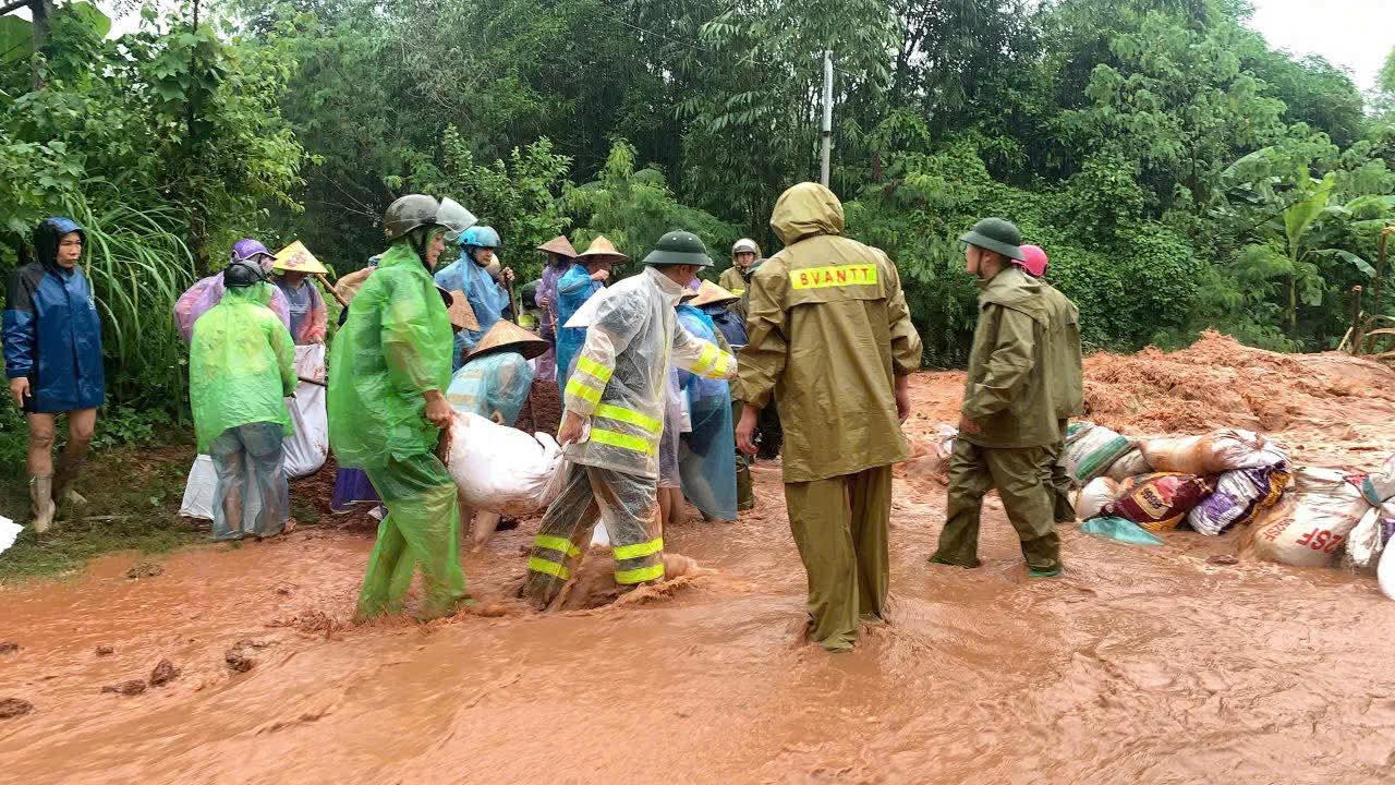 Lãnh đạo tỉnh, Ban Chỉ huy Phòng thủ dân sự cùng ngành nông nghiệp tỉnh Phú Thọ đã trực tiếp kiểm tra các điểm xung yếu, chỉ đạo ứng phó và khắc phục thiệt hại.Ảnh: Công an tỉnh Phú Thọ 