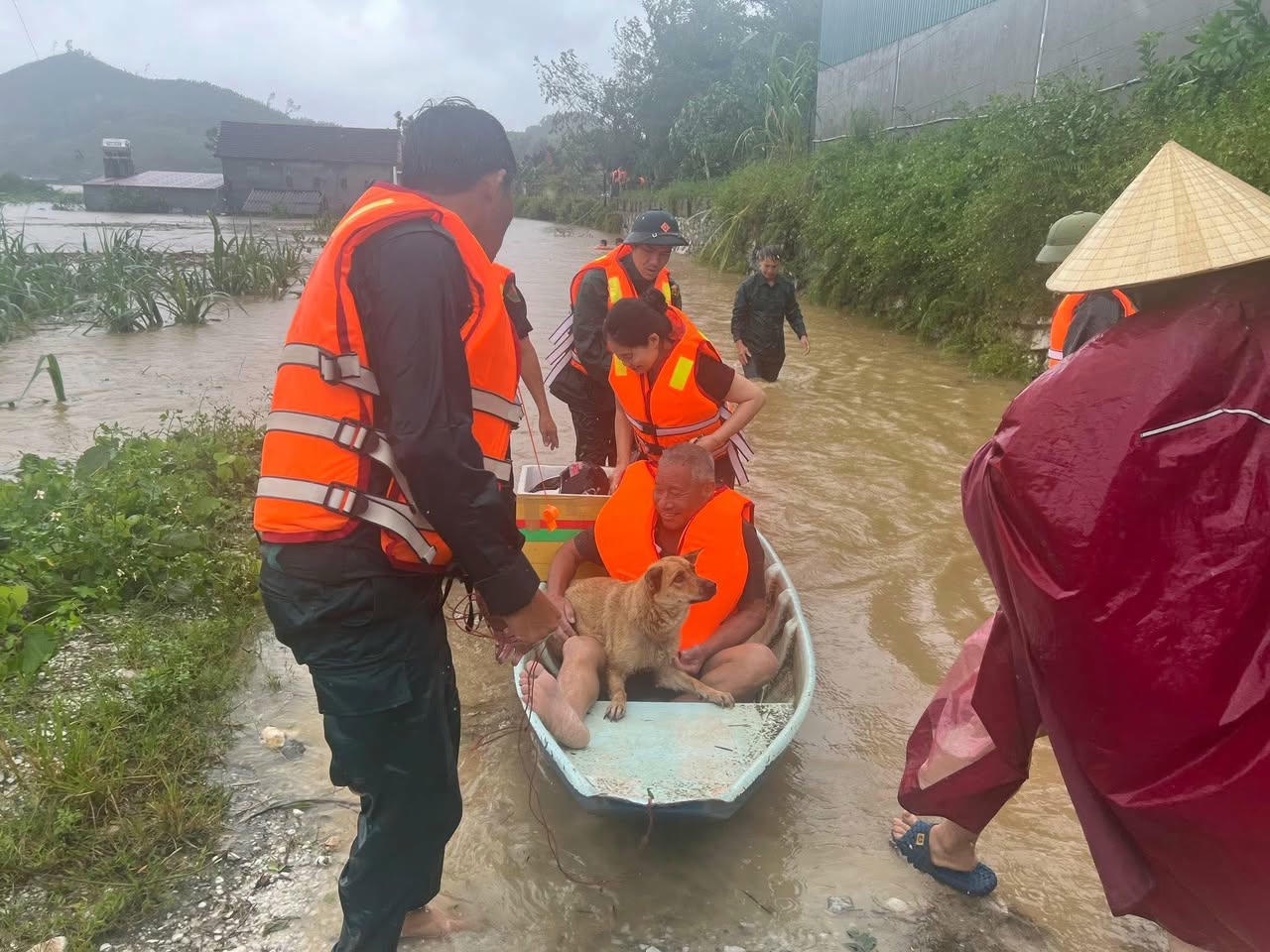 Lực lượng chức năng xã Quỳ Hợp hỗ trợ di dời người dân ở vùng ngập lụt (ảnh facebook).