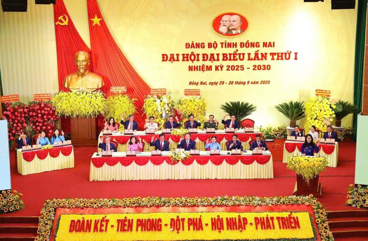 Đoàn Chủ tịch điều hành phiên trù bị Đại hội.