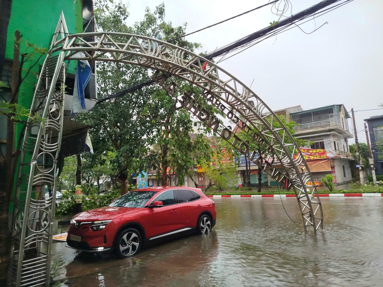 Cổng một công ty bị bão hất văng ra ngoài.