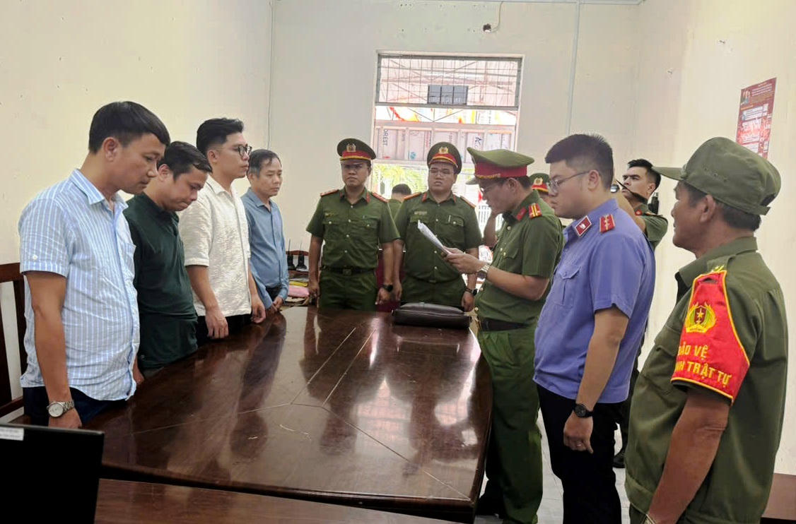 Công an TP Đà Nẵng tống đạt các quyết định đối với 4 bị can Hùng, Tiến, Quân, Bảy.