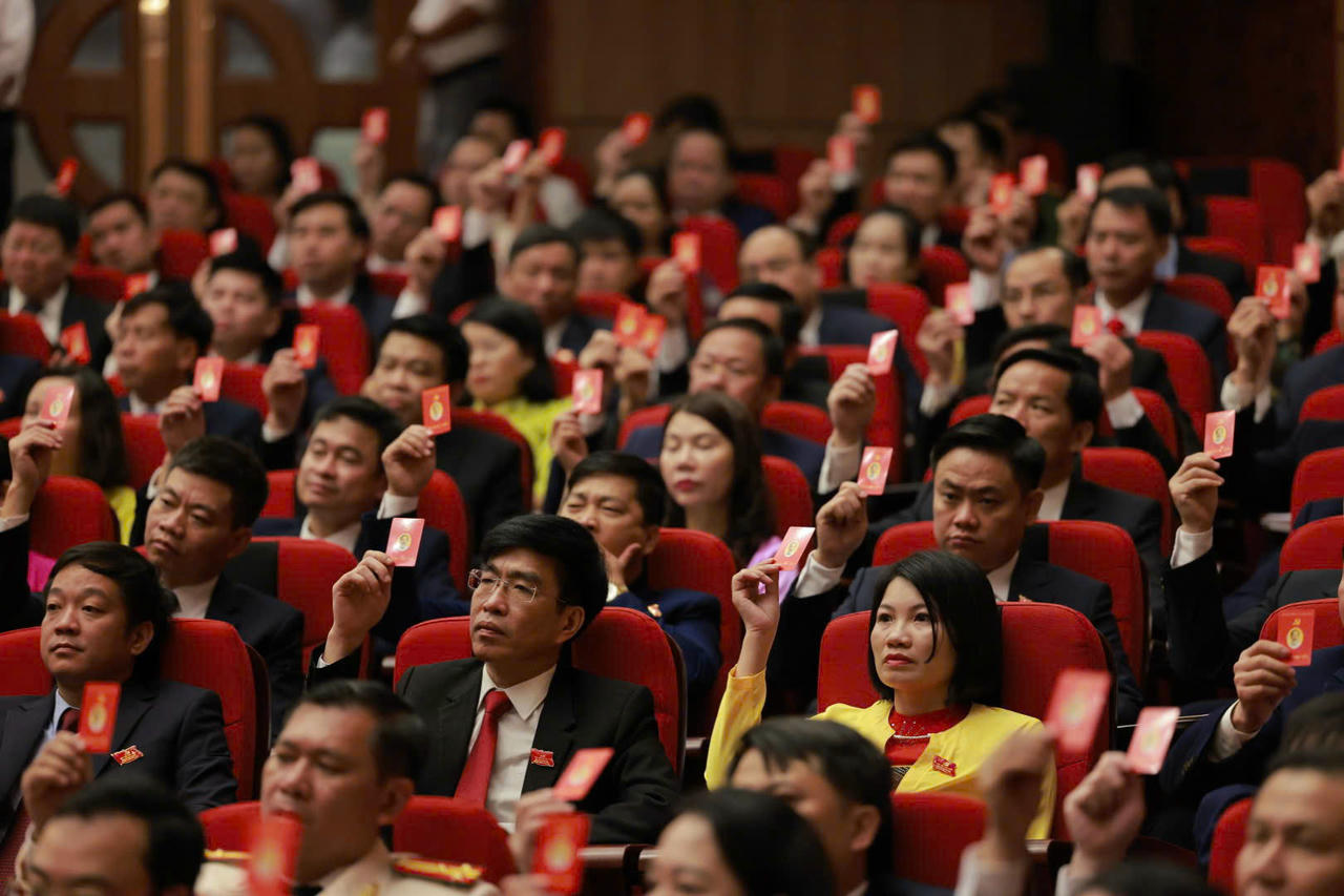 Các đại biểu biểu quyết số lượng và danh sách Đoàn Chủ tịch, Đoàn thư ký Đại hội.