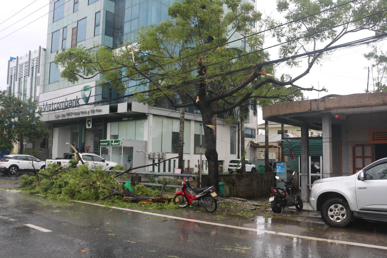 6 tiếng quần thảo xuyên đêm, phía Bắc Quảng Trị ngổn ngang sau bão số 10