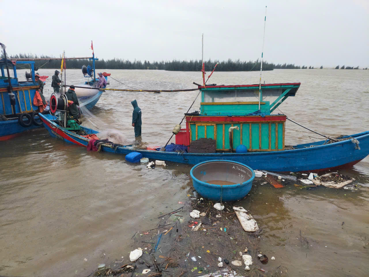 Hai thuyền của ngư dân bị sóng đánh chìm đã được trục vớt.