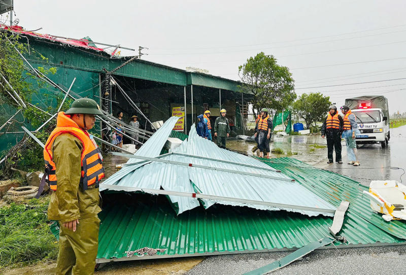 Còn tại  phường Hoành Sơn, phường Vũng Áng, xã Kỳ Anh, xã Thiên Cầm cũng ghi nhận thiệt hại nặng sau khi bão số 10 đi qua như nhà dân bị tốc mái, cây gãy đổ ngỗn ngang.